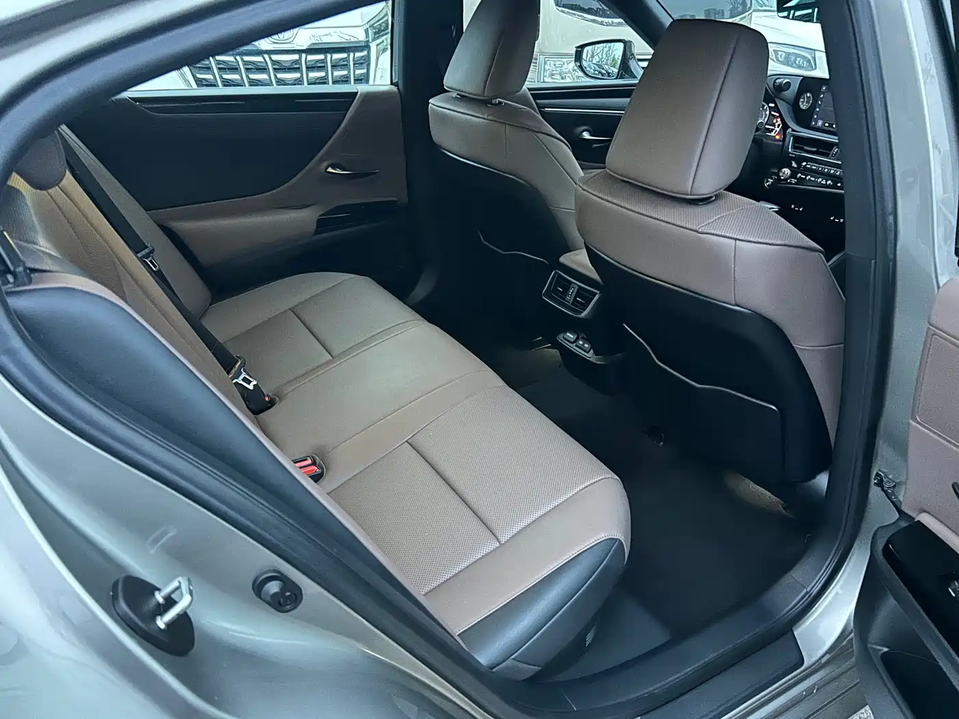 Lexus ES 2022 300h Ultimate Edition фото 15