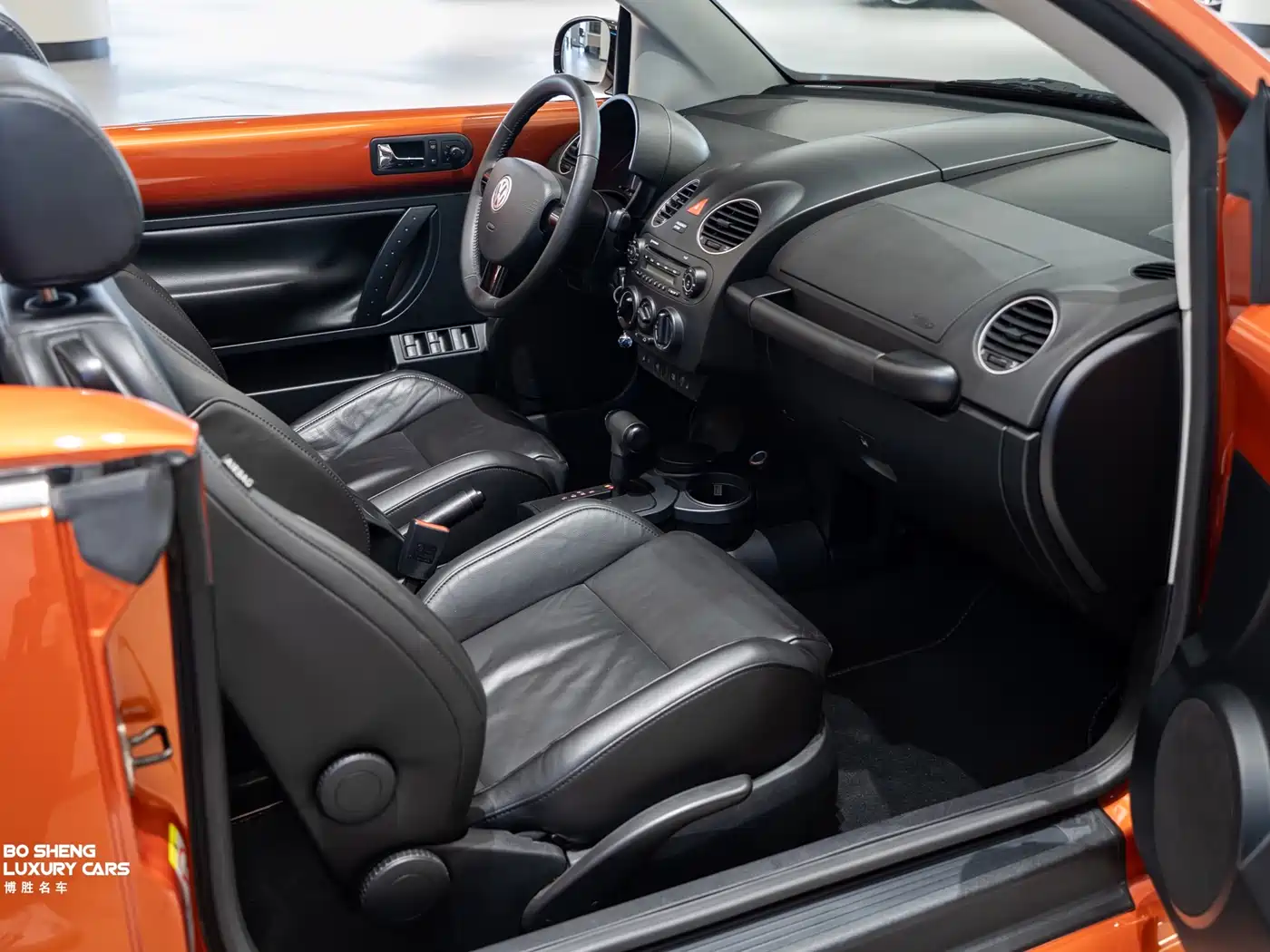Volkswagen Beetle 2010 Model 2.0 BlackOrange Convertible Luxury Edition фото 8