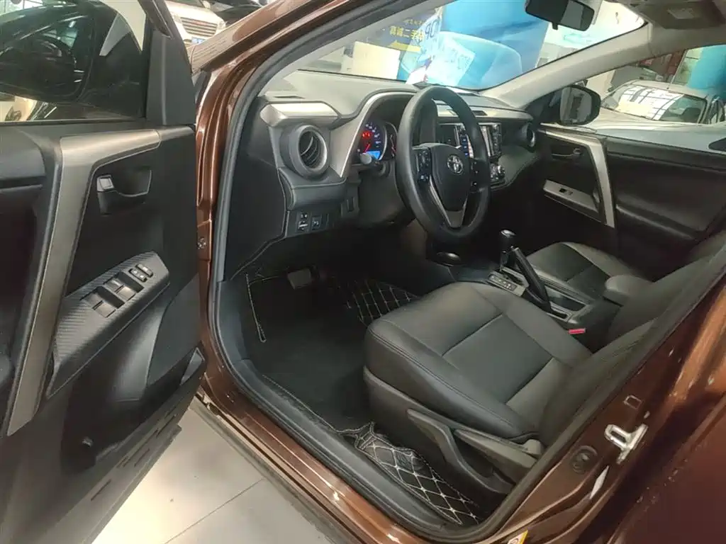 Toyota RAV4 Rongfang 2015 2.0L CVT 2WD Trend Edition фото 16