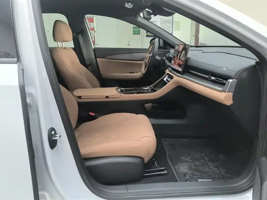 Geely Galaxy Galaxy A7 2025 EM-i 70km Luxury Edition фото 8