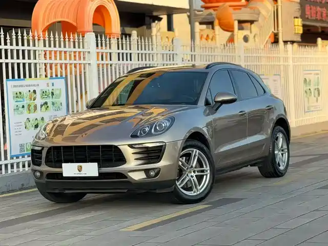 PORSCHE MACAN