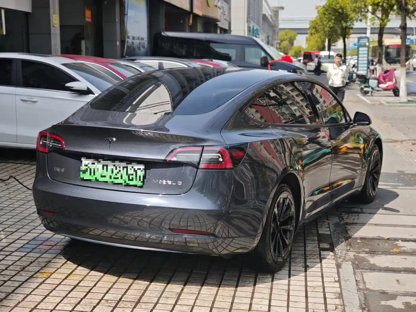 TESLA MODEL 3