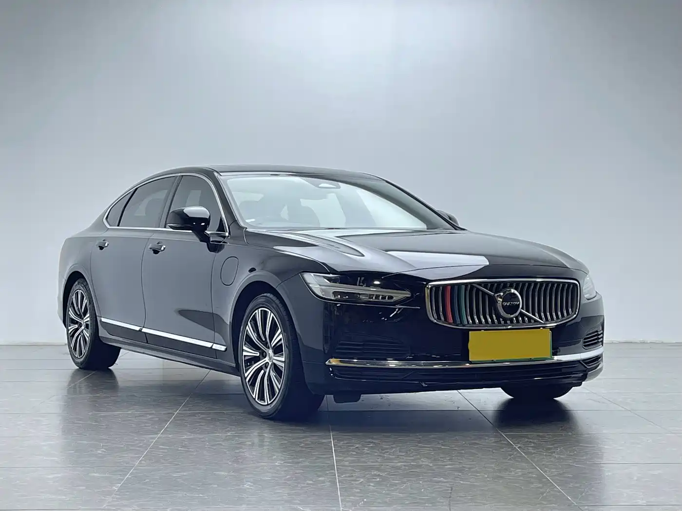 Volvo S90 Plug-in Hybrid 2022 2022 T8 Recharge Plug-in Hybrid Momentum Luxury Edition