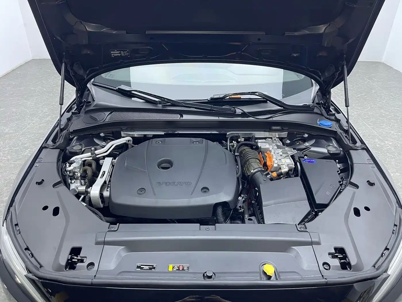 Volvo S90 Plug-in Hybrid 2022 2022 T8 Recharge Plug-in Hybrid Momentum Luxury Edition