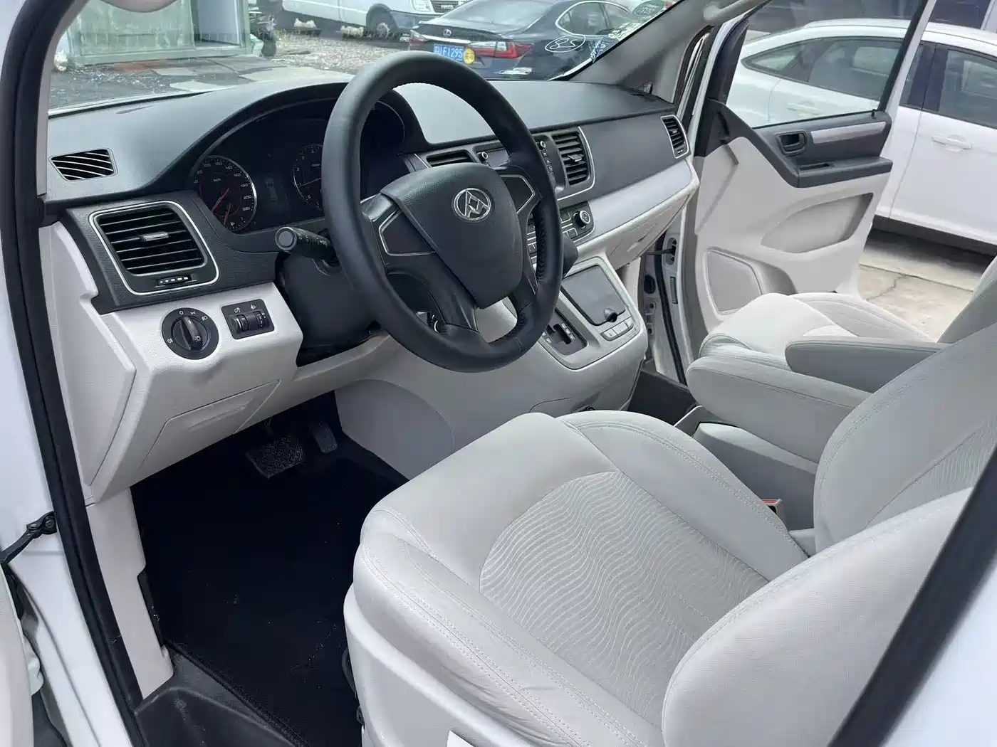 SAIC Maxus Maxus G10 2015 2.0T Automatic Commemorative Edition фото 5