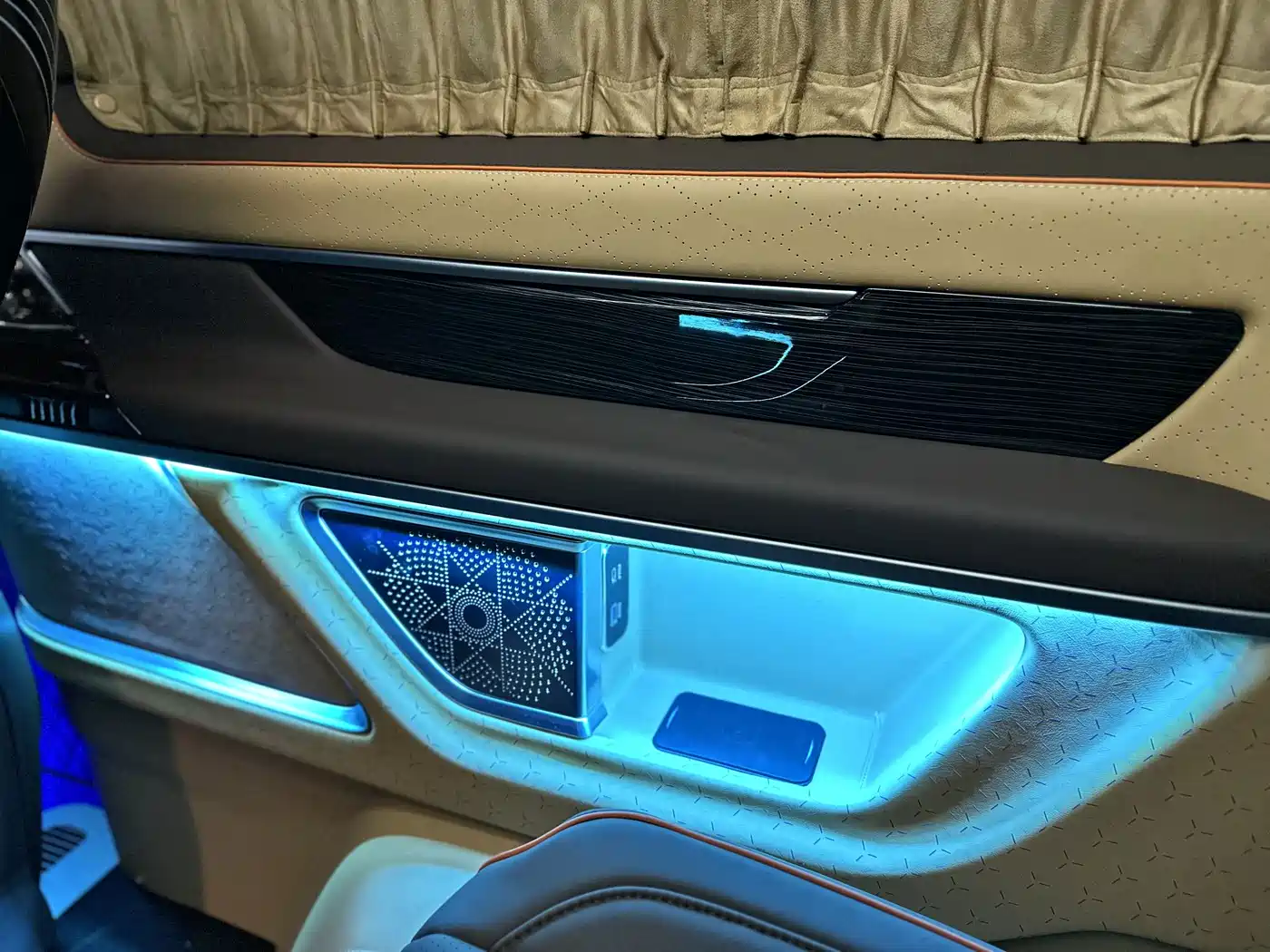 Mercedes-Benz V-Class 2024 V 300 L Long Wheelbase Premium фото 11