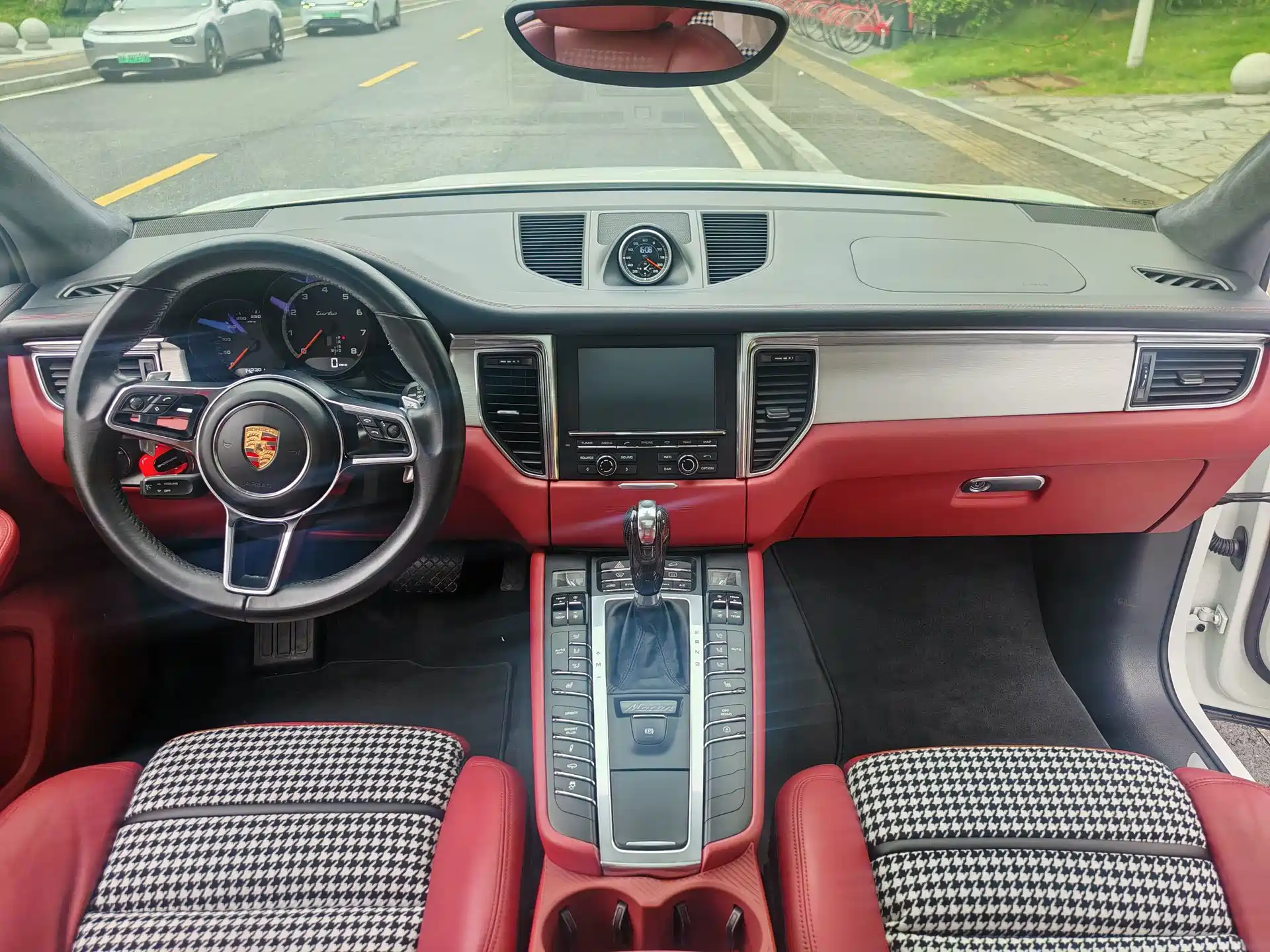 Photo 10 - Porsche Macan