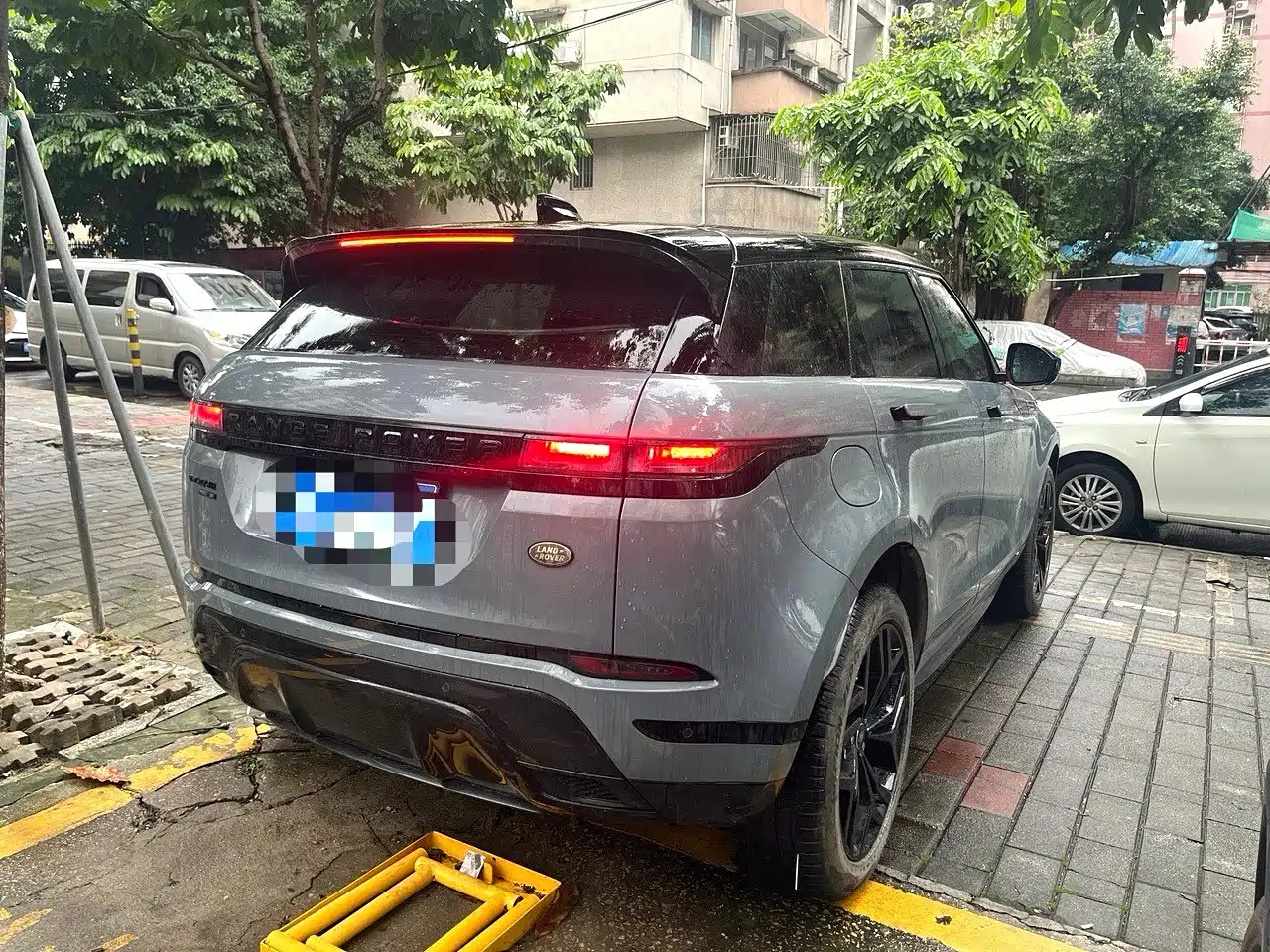 Land Rover Range Rover Evoque 2020 Model 249PS R-DYNAMIC S Gloss Black Sport Tech Edition фото 3