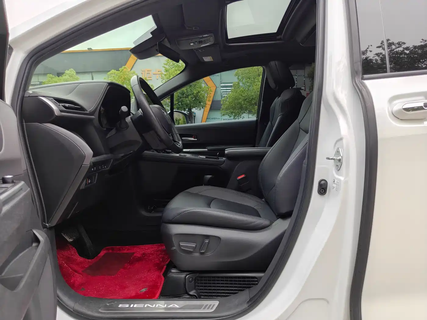 Toyota Sienna 2023 2.5L Hybrid Premium Edition фото 4