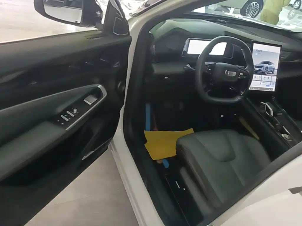 Фото 16 - Geely Atlas