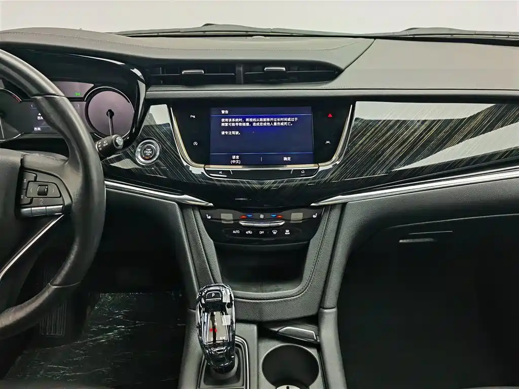 CADILLAC XT6