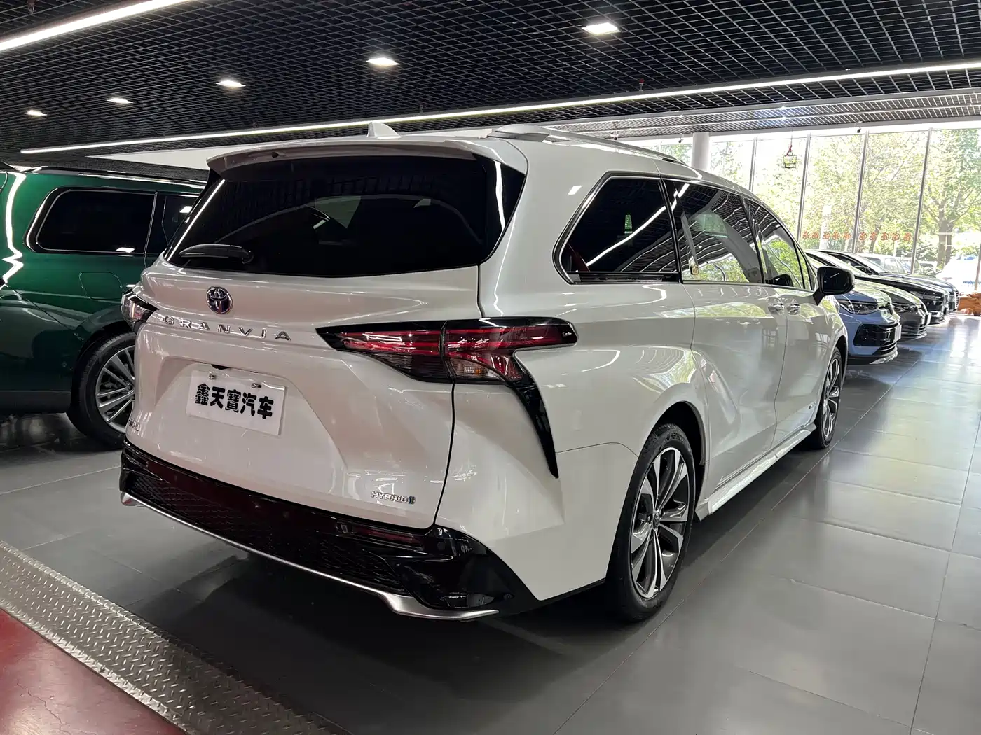 Toyota Granvia 2023 2.5L Hybrid Flagship VIP Edition фото 3