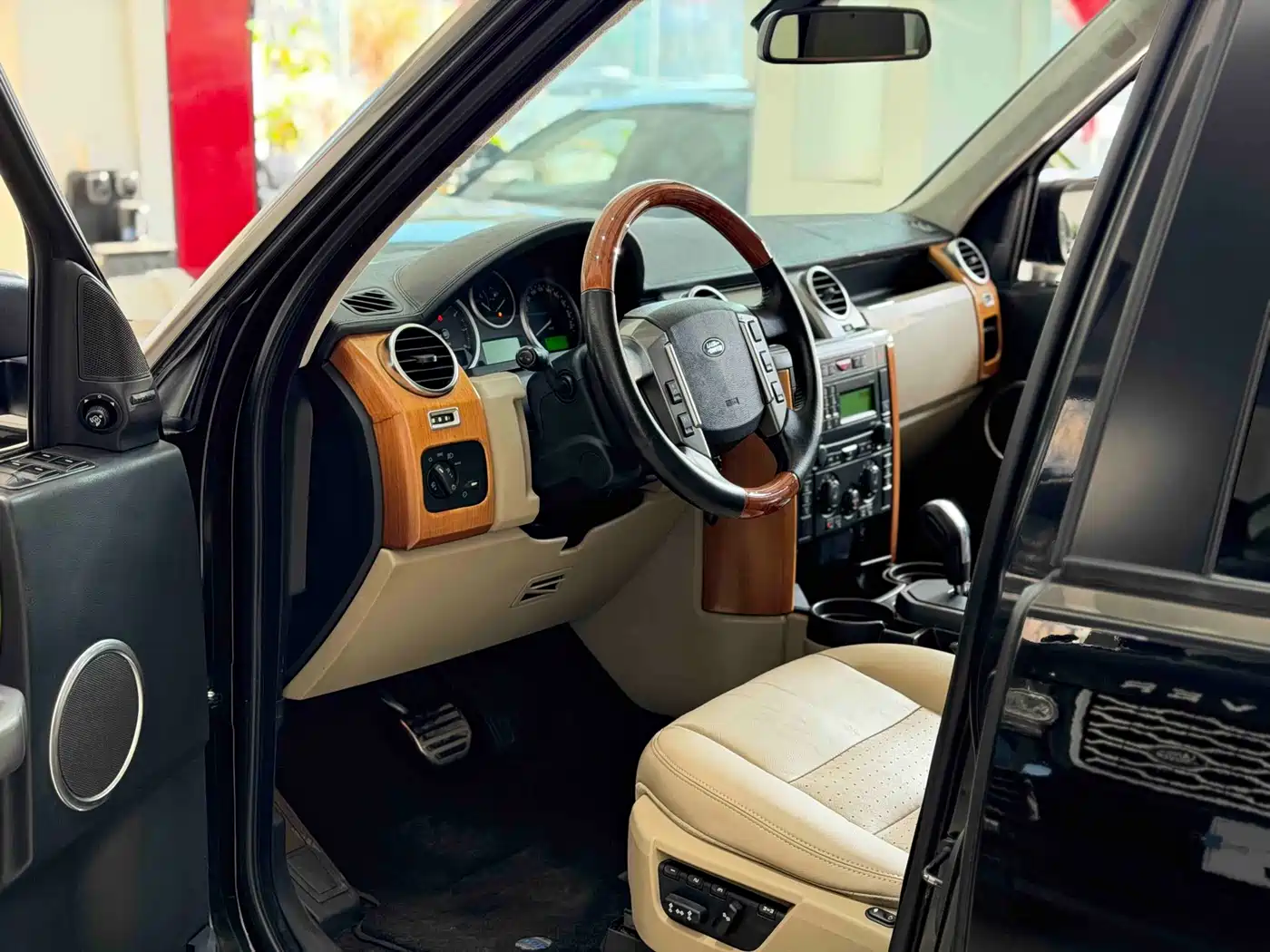 Land Rover Discovery 2010 4.0 V6 HSE Petrol фото 4