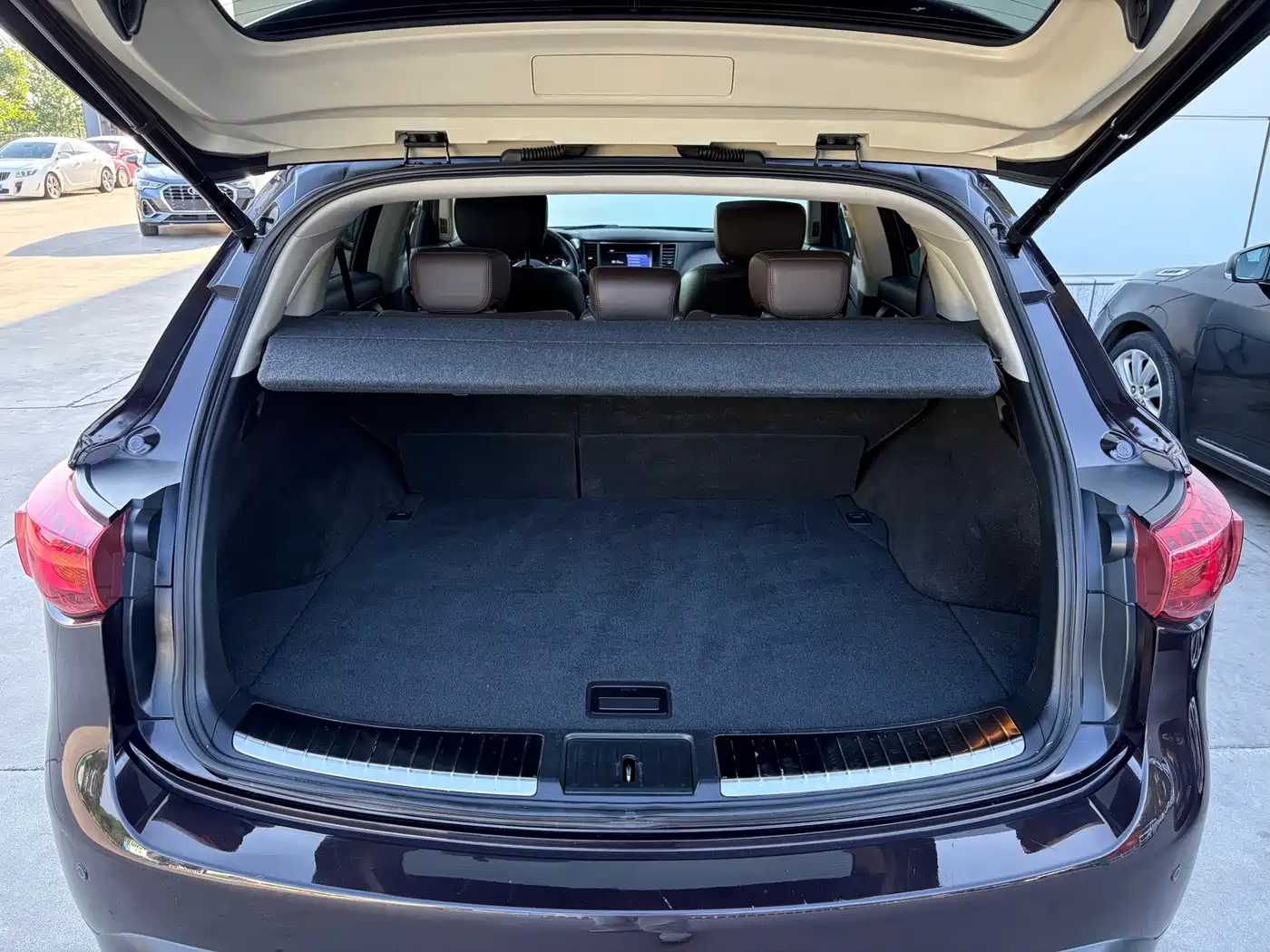 Infiniti QX70 2013 3.7L Superior фото 16