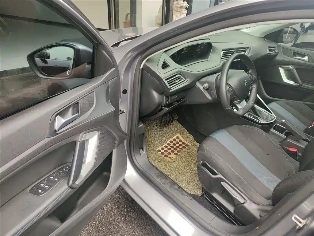 Peugeot 308 2018 1.6L Auto Luxury Edition фото 16