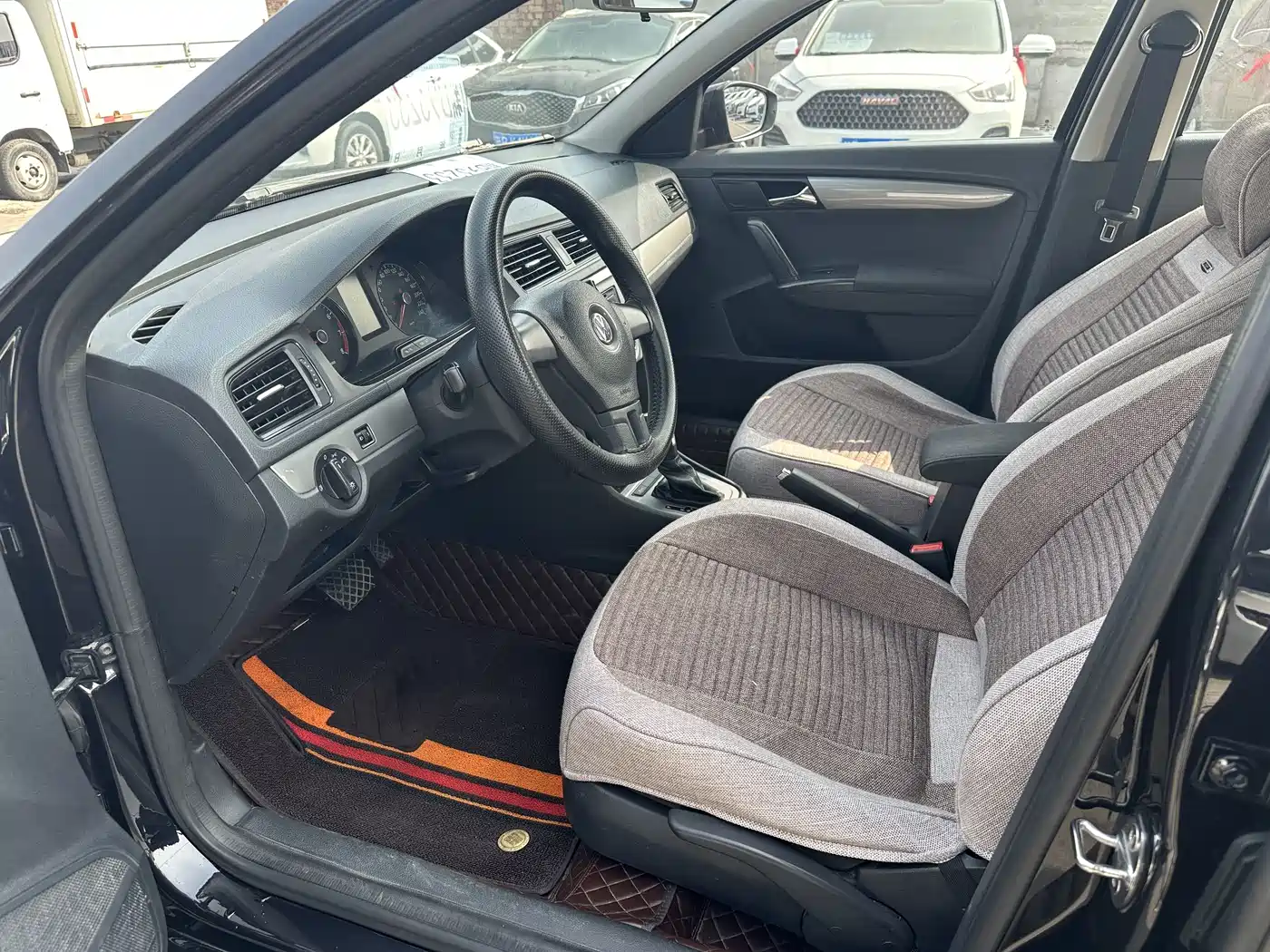 Volkswagen Lavida 2013 Facelift Classic 1.6L Automatic Trend фото 5