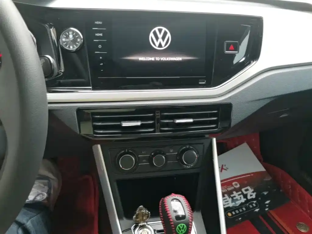 VOLKSWAGEN POLO