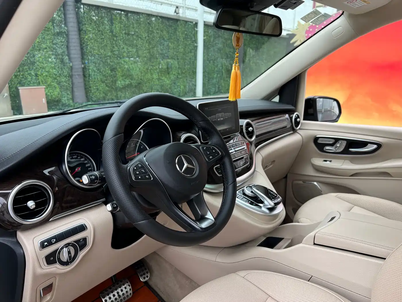 Mercedes-Benz V-Class 2017 Model V 260 L Premium Extended Edition фото 9
