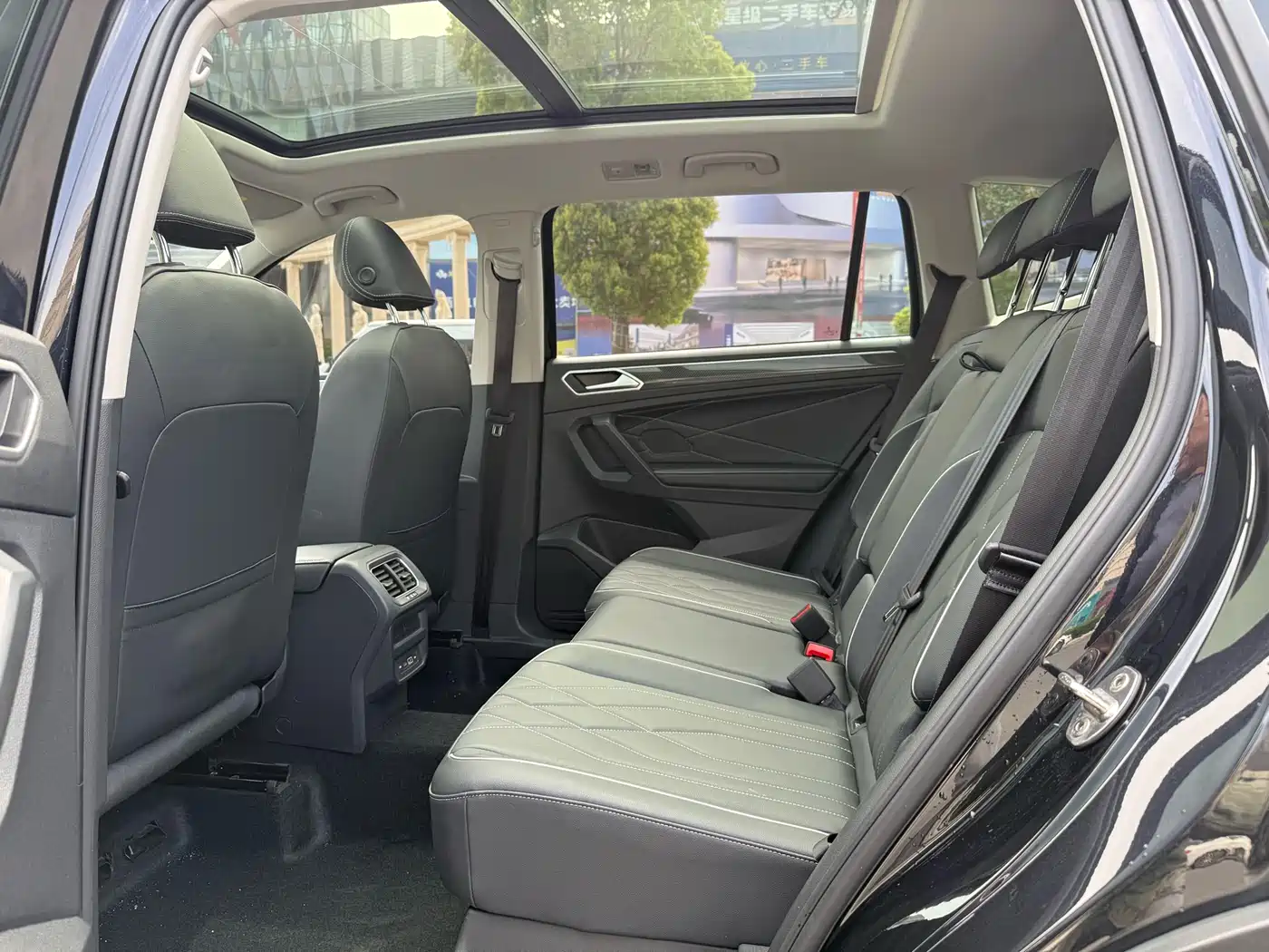 Volkswagen Tiguan L 2024 330TSI Automatic 2WD R-Line Premium Enjoyment Edition фото 6