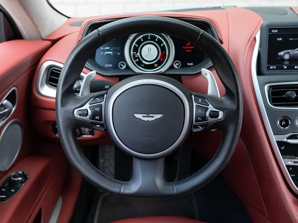Фото 11 - Aston Martin DB11
