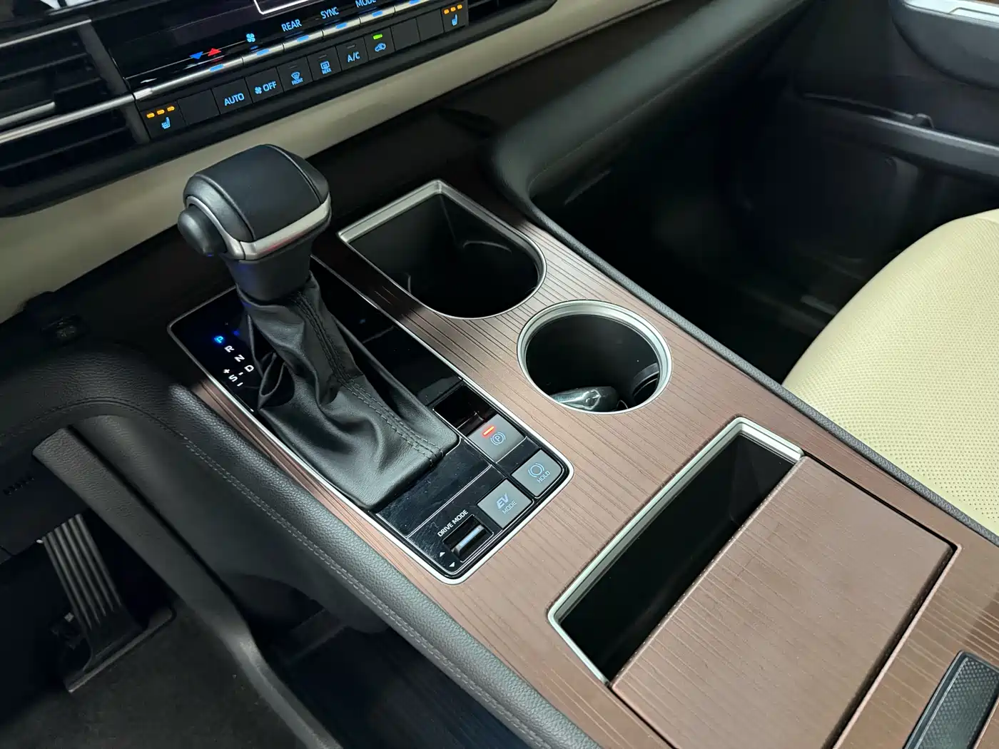 Toyota Granvia 2023 2.5L Hybrid Prestige PLUS Edition фото 14