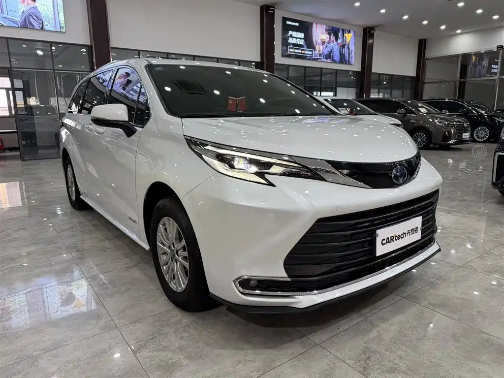 Toyota Sienna 2021 2.5L Hybrid Comfort Edition фото 2