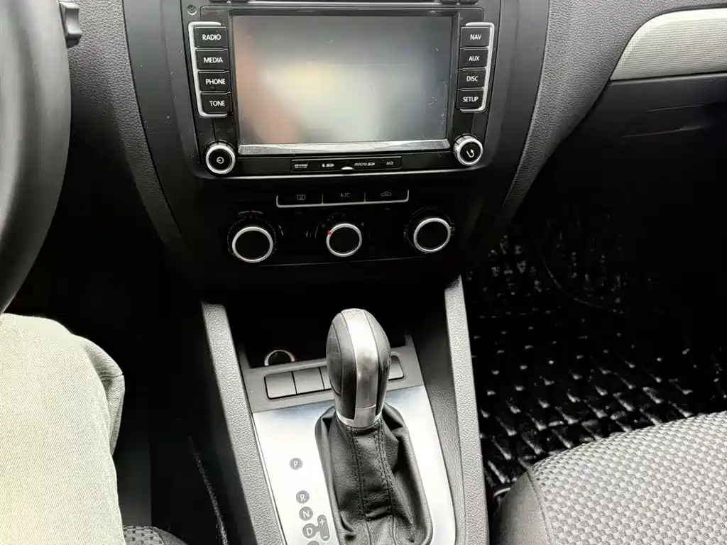 Volkswagen Sagitar 2015 1.6L Automatic Comfort фото 10