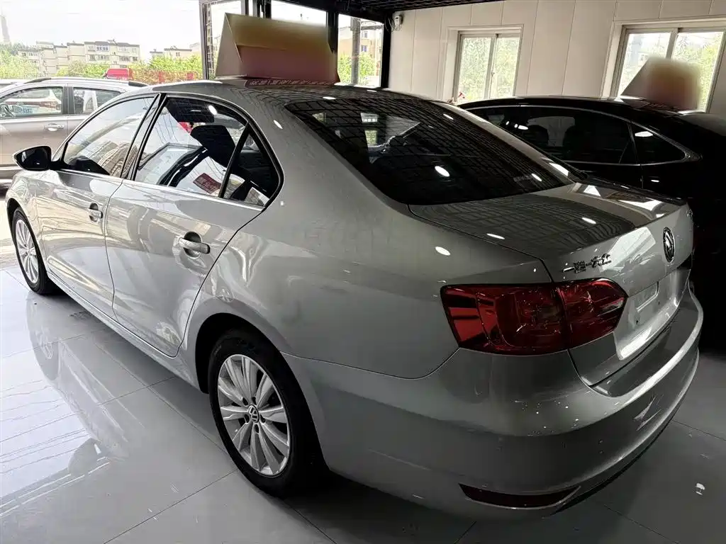 Volkswagen Sagitar 2015 1.6L Automatic Comfort фото 16