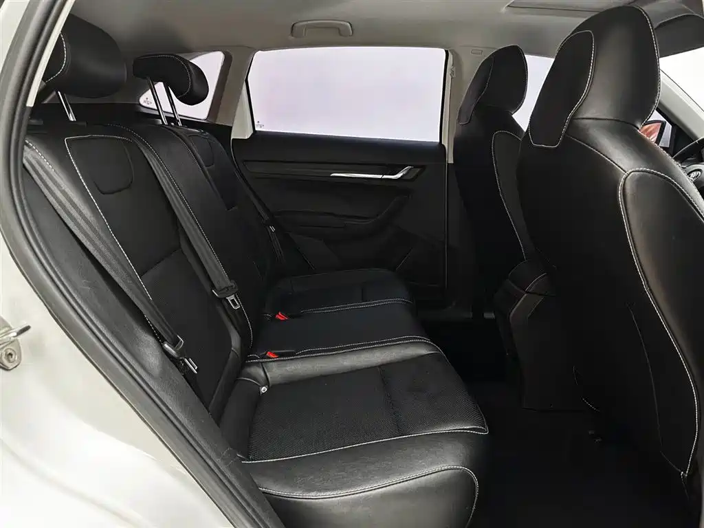 Škoda Kamiq 2022 1.5L Automatic Comfort Edition фото 23