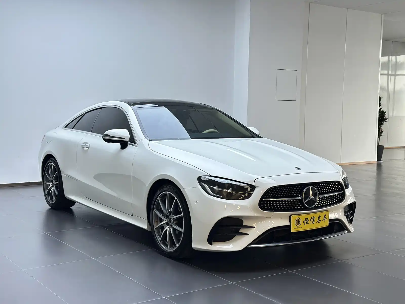 Photo 3 - Mercedes-Benz E-Class (Import)