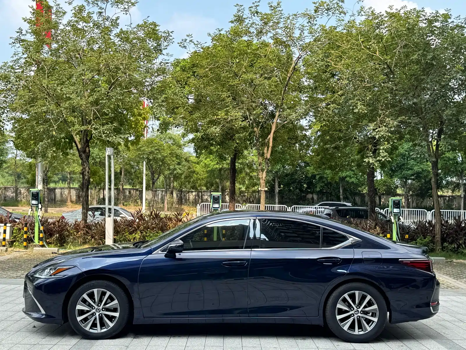 Фото 13 - Lexus ES