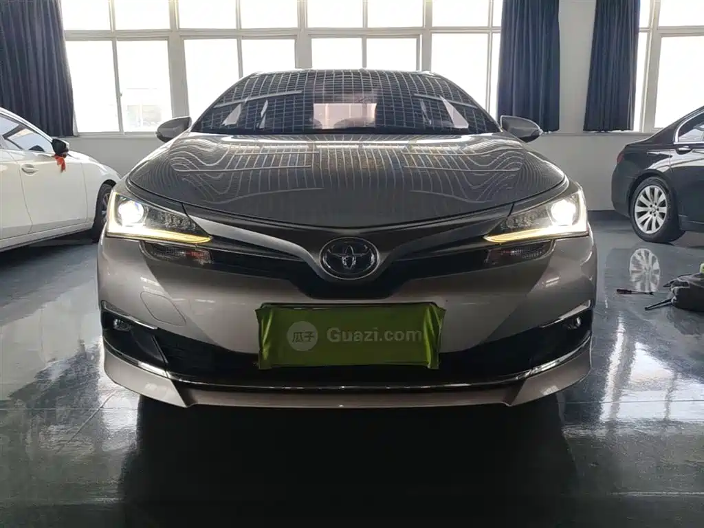 Toyota Corolla 2017 Facelift Hybrid 1.8L E-CVT Leading Edition фото 3