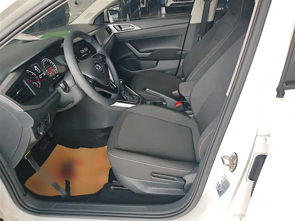 Volkswagen Polo 2019 Plus 1.5L Automatic Panorama Enjoyment Edition фото 15