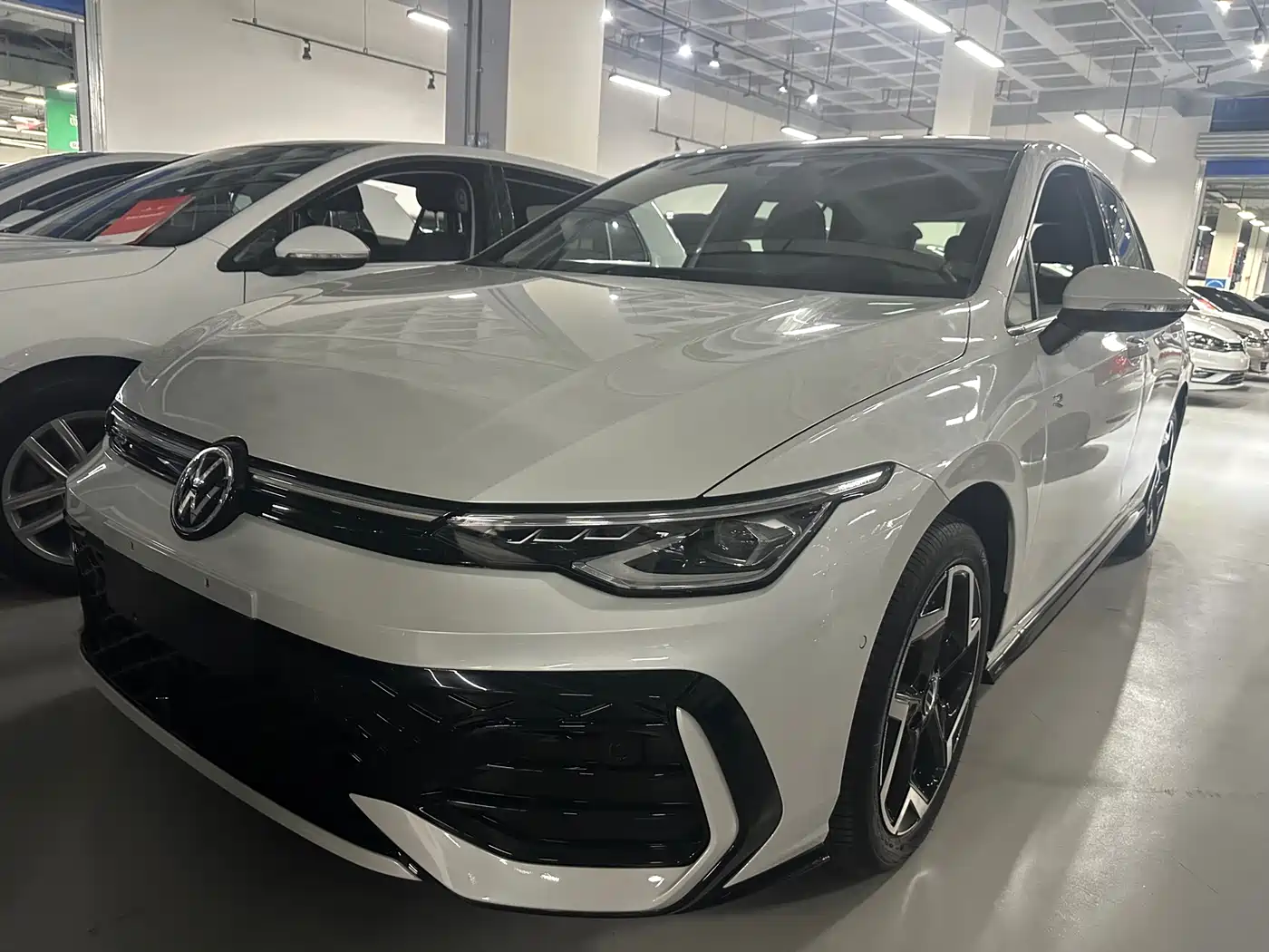 Volkswagen Golf 2025 300TSI R-Line