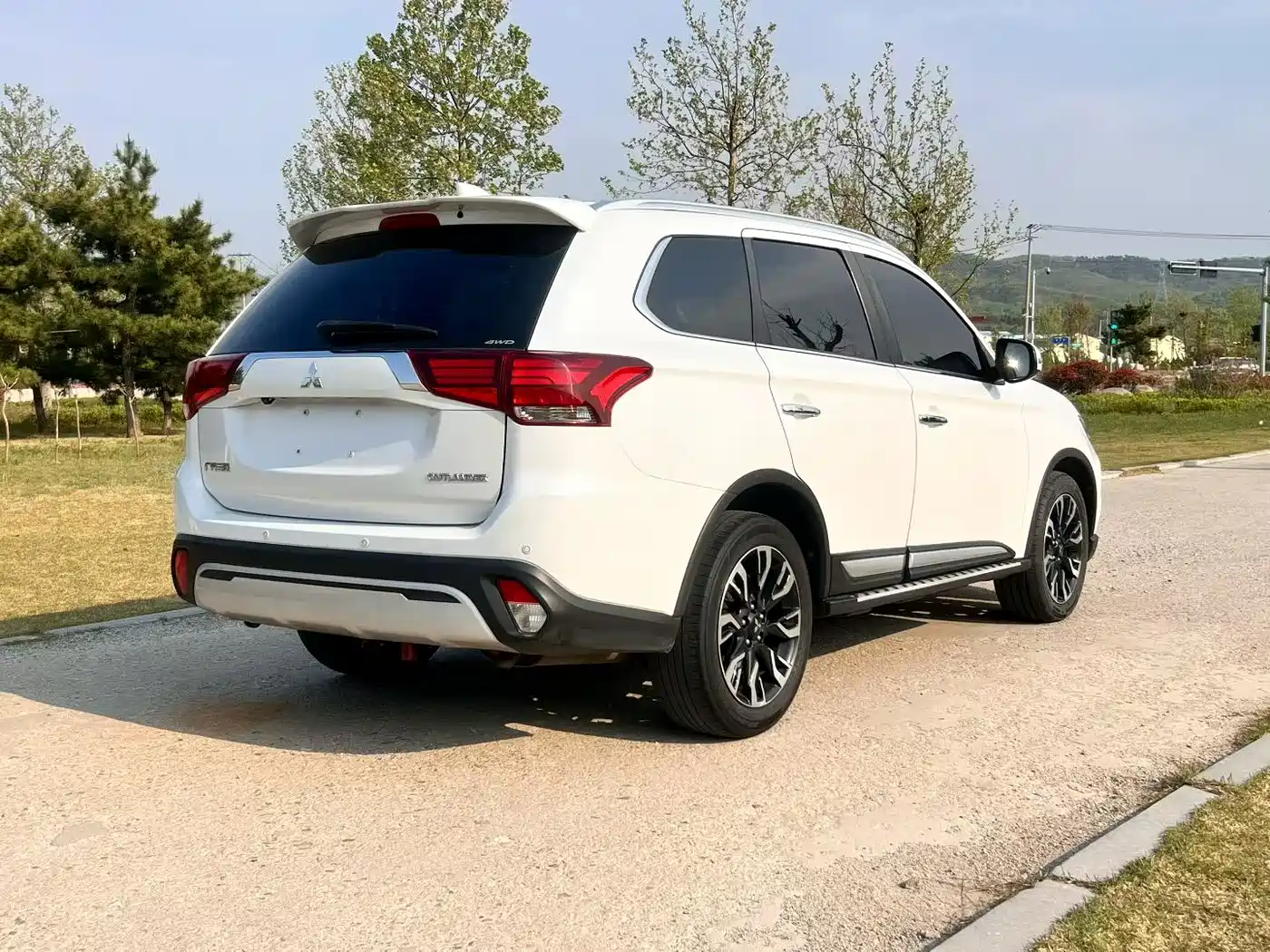 MITSUBISHI OUTLANDER