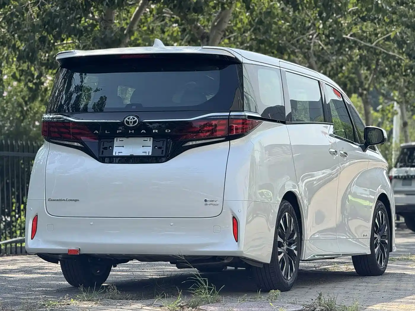 Toyota Alphard 2025 Hybrid 2.5L Ultimate Gold Edition фото 4