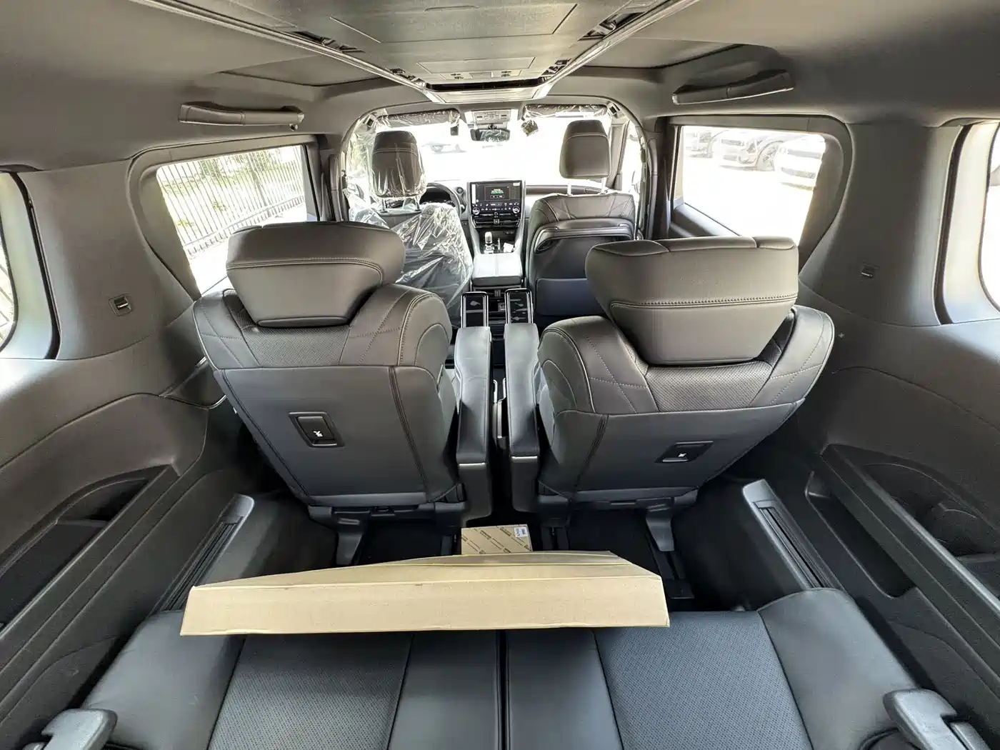Toyota Alphard 2025 Hybrid 2.5L Ultimate Gold Edition фото 14