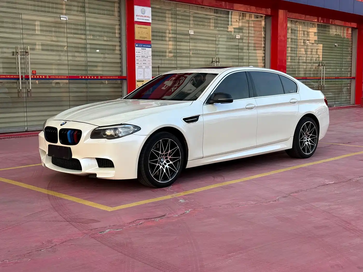 BMW 5 Series 2014 525Li Leading фото 10