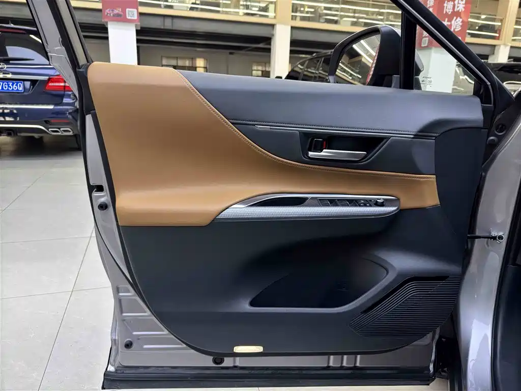 Toyota Venza 2022 2.0L CVT 2WD Premium фото 14