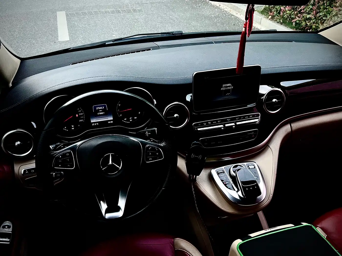Mercedes-Benz V-Class 2017 Model V 260 L Premium Extended Edition фото 25