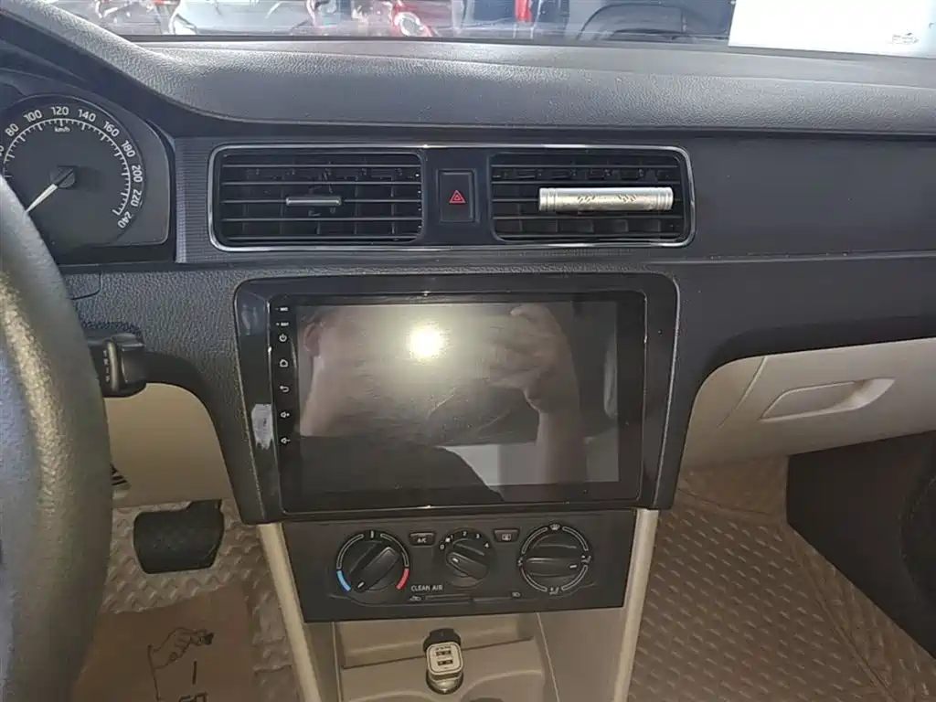 Škoda Rapid 2016 1.6L Automatic Pioneer Edition фото 13