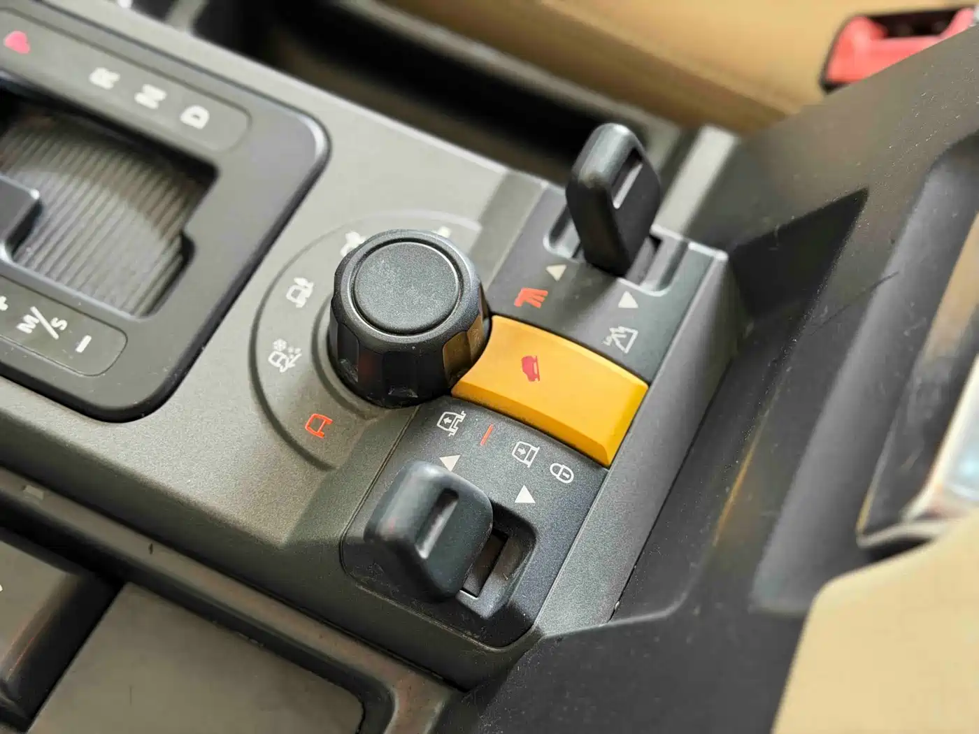 Land Rover Discovery 2010 4.0 V6 HSE Petrol фото 7