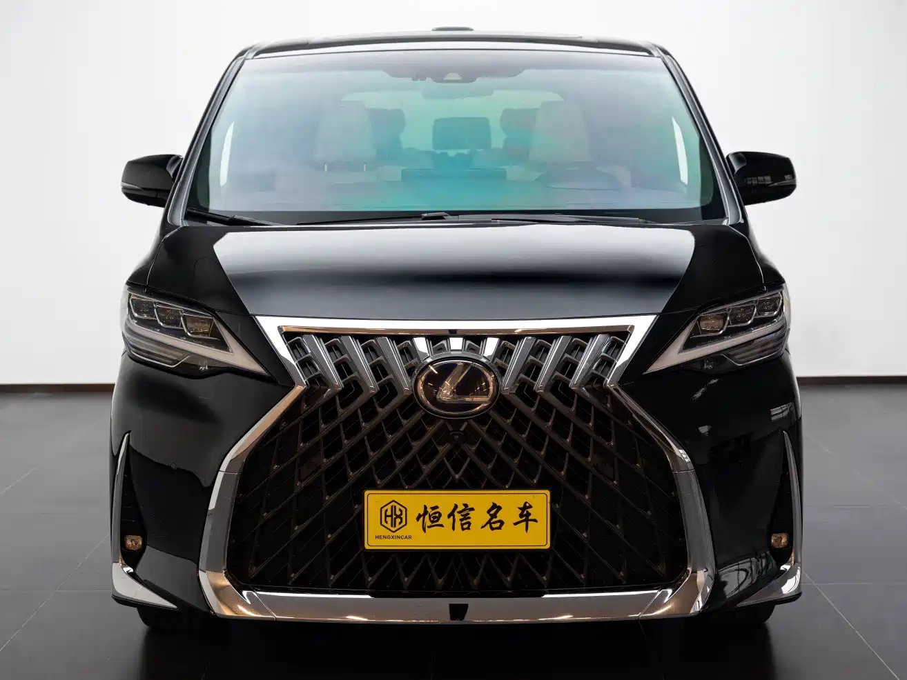 Lexus LM 2020 300h Seven-Seater Elegance Edition фото 2