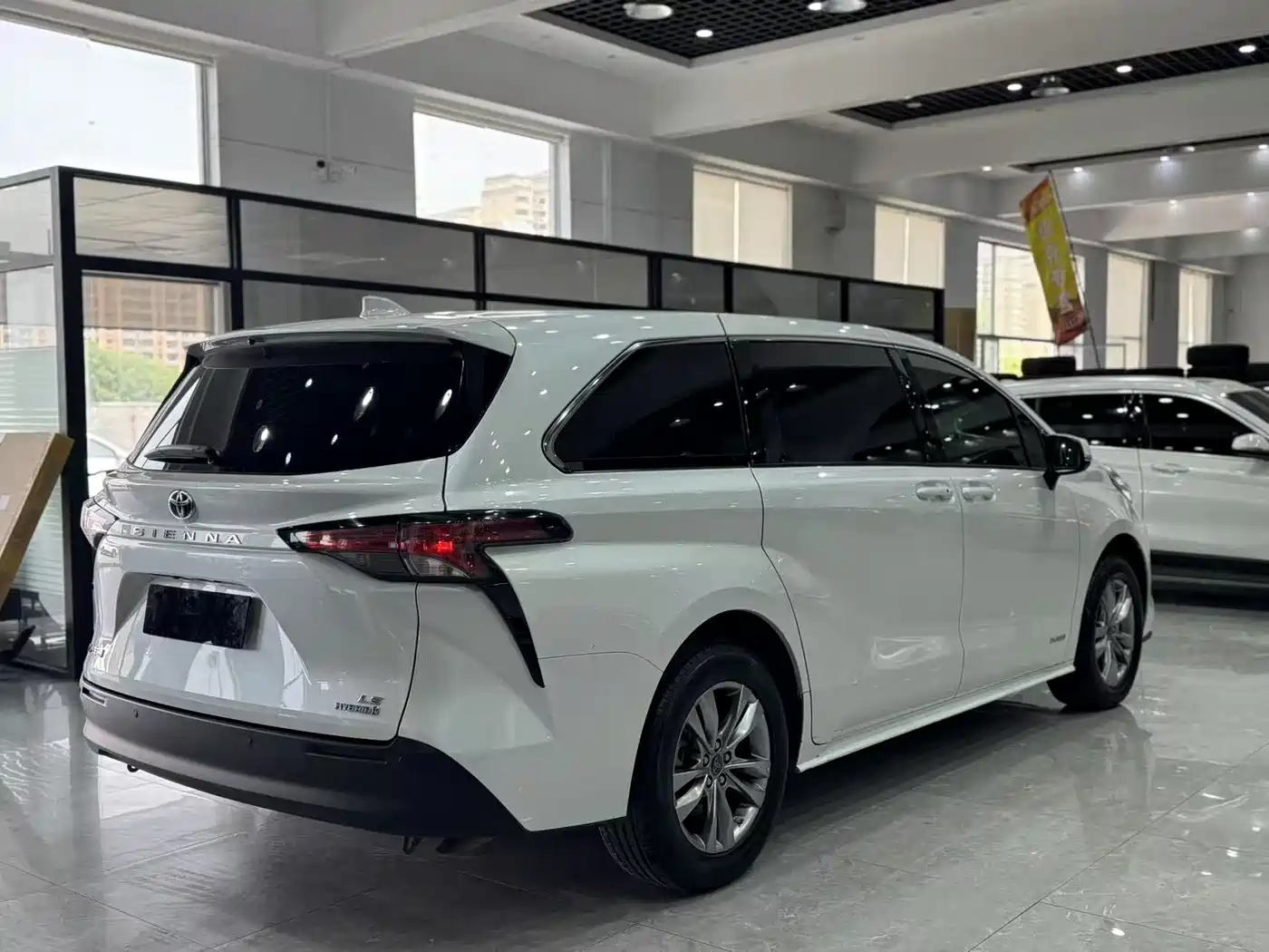 Toyota Sienna 2023 2.5L Hybrid Comfort Edition фото 8
