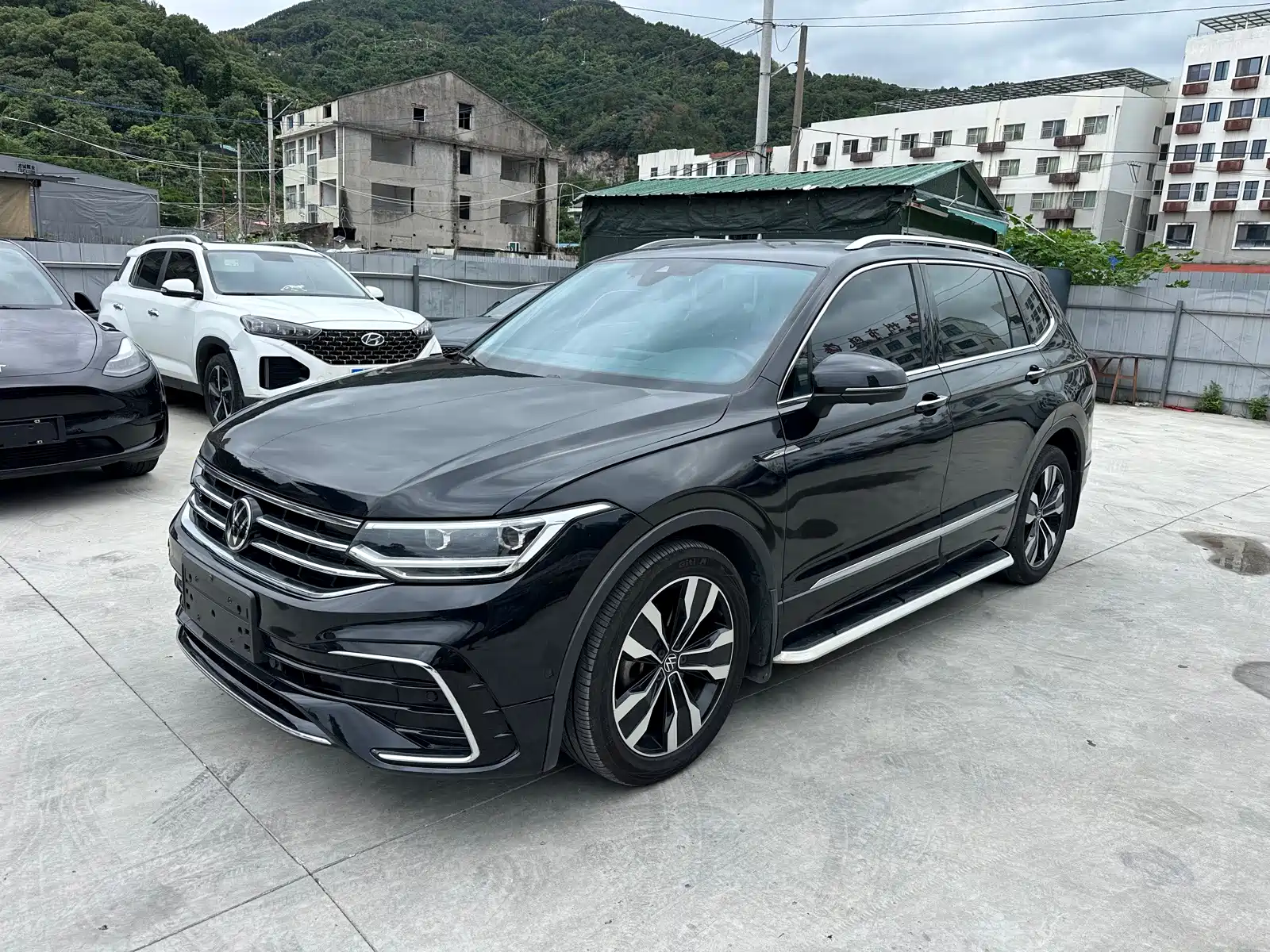 Photo 1 - Volkswagen Tiguan L