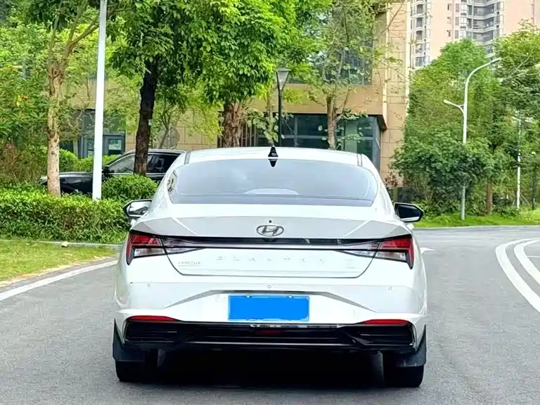 Hyundai Elantra 2021 1.5L CVT LUX Premium Edition фото 12