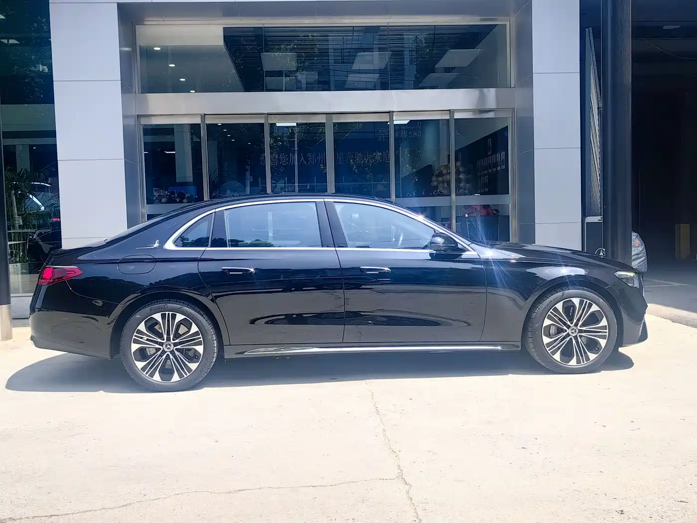 Mercedes-Benz E-Class New Energy 2024 E 350 e L Plug-in Hybrid Sedan фото 4