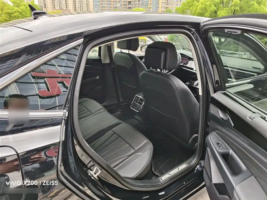 Volkswagen Passat 2024 380TSI Luxury фото 23