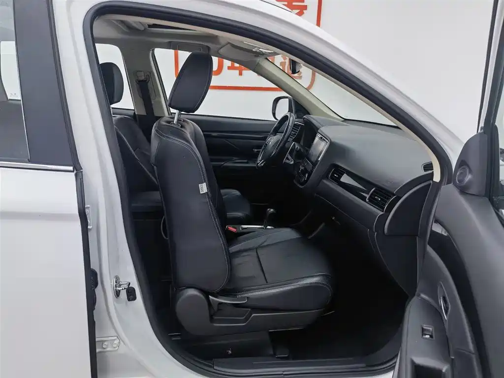 Mitsubishi Outlander 2016 2.4L 4WD Elite Edition 5-seater фото 23