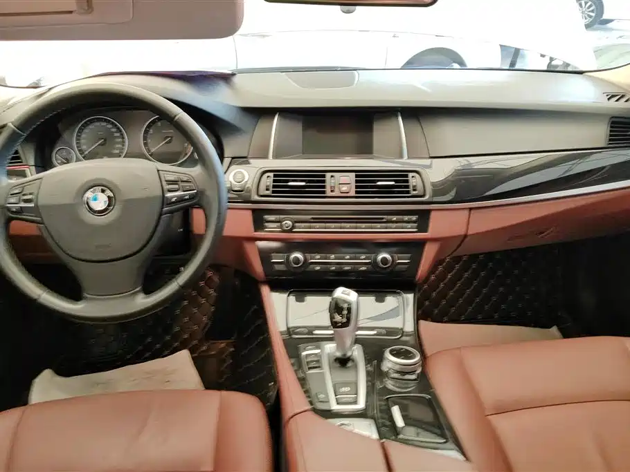 BMW 5 Series (Import) 2014 520i Classic фото 12